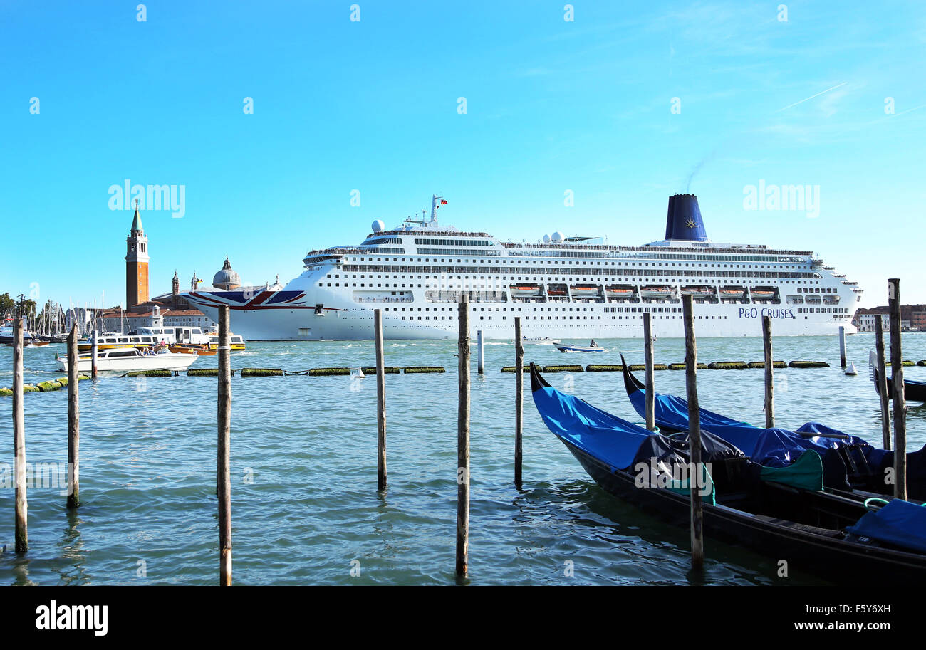 P&O Cruise ship Oriano leaving Venice. September 2015 Stock Photo