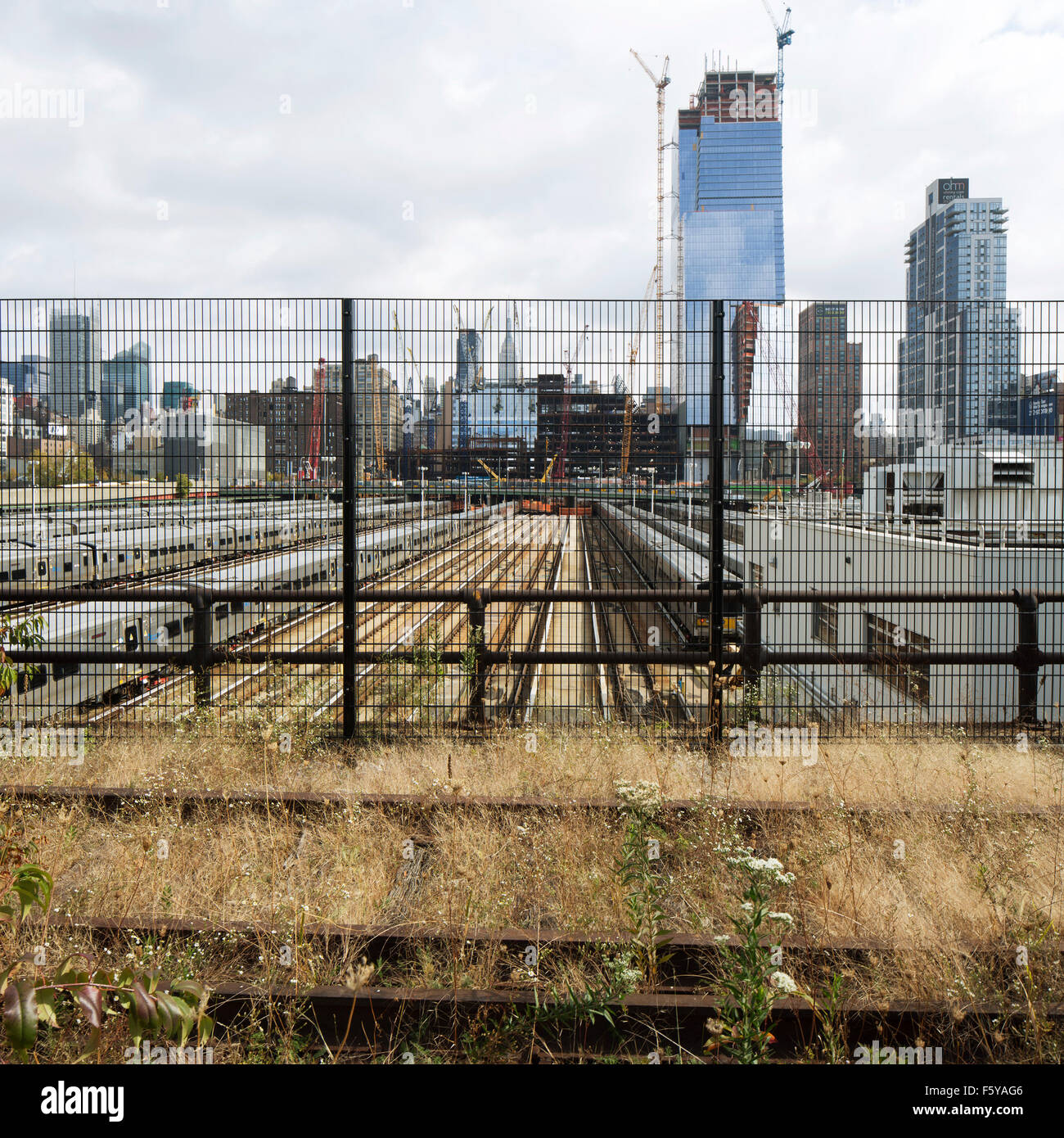 https://c8.alamy.com/comp/F5YAG6/view-from-the-high-line-with-old-tracks-in-foreground-the-high-line-F5YAG6.jpg