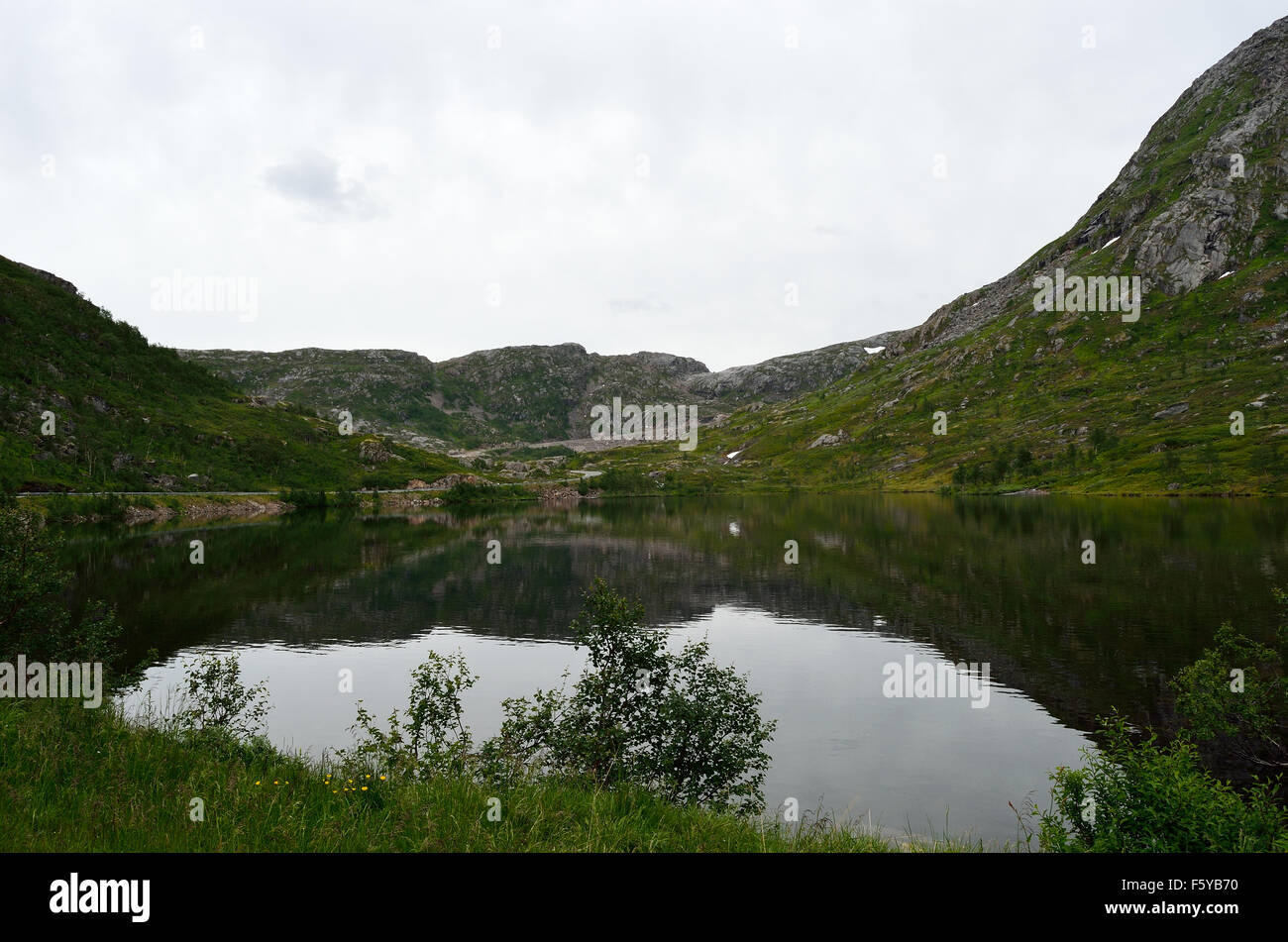 Mirror surface mountain lake hi-res stock photography and images - Alamy