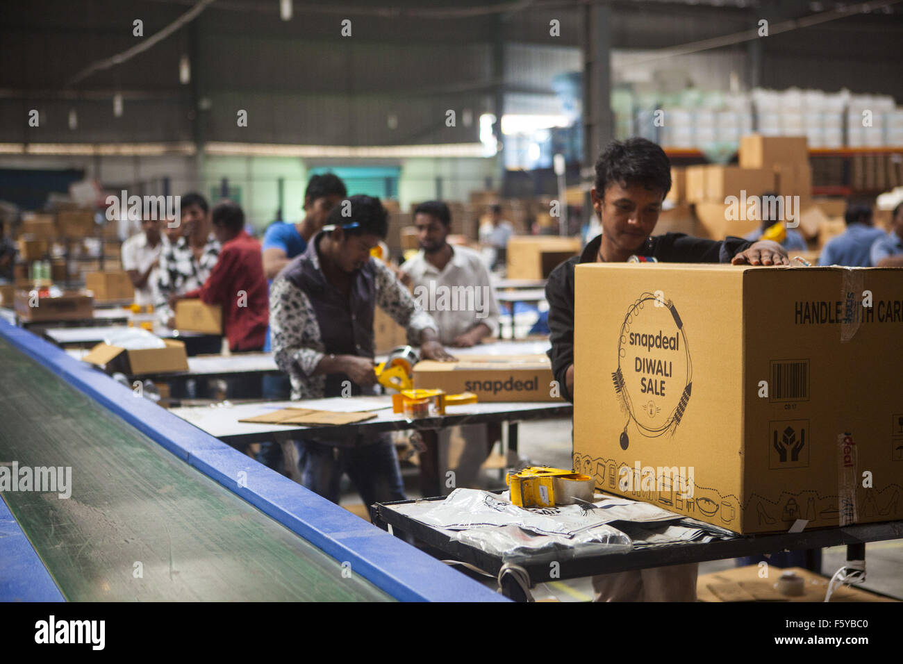 Bhiwandi, Maharashtra, India. 5th Nov, 2015. 05 Nov 2015 - Bhiwandi - INDIA.Workers work overtime to dispatch purchased goods to customers to meet the huge Diwali sales at Snapdeal's Fulfillment centre at Bhiwandi on the out skirts of Mumbai. © Subhash Sharma/ZUMA Wire/Alamy Live News Stock Photo