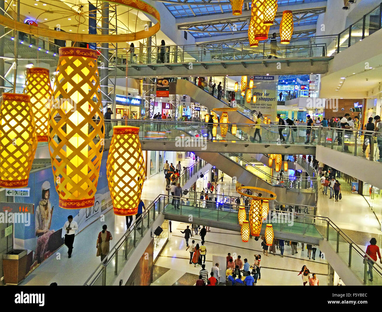 Mumbai, Maharashtra, India. 8th Dec, 2002. 07 Nov 2015 - Mumbai - INDIA.Diwali Shoppers at the Oberoi Mall in Mumbai. Offline stores are working hard to compete with the huge discounts offered by online stores by offering a user friendly & hands on experience of selling. Many Indians like to physically demonstrate multiple products before buying. © Subhash Sharma/ZUMA Wire/Alamy Live News Stock Photo