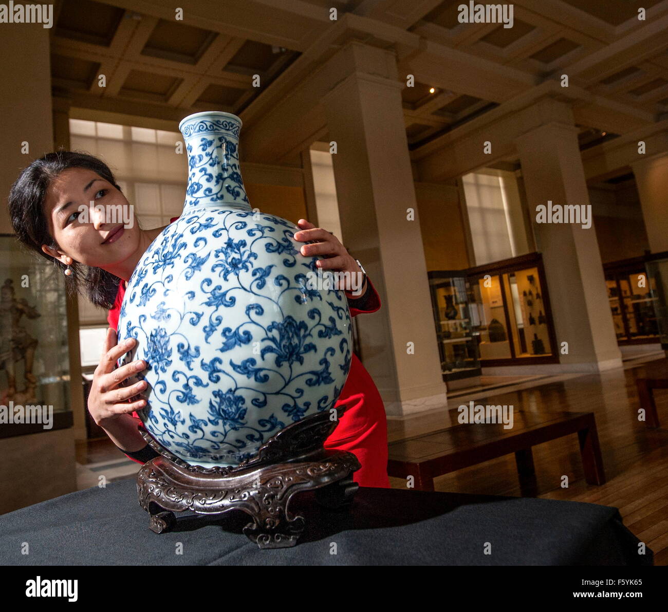 Yu-Ping Luk Project Curator and Ming porcelain flask painted with underglaze blue decoration Stock Photo