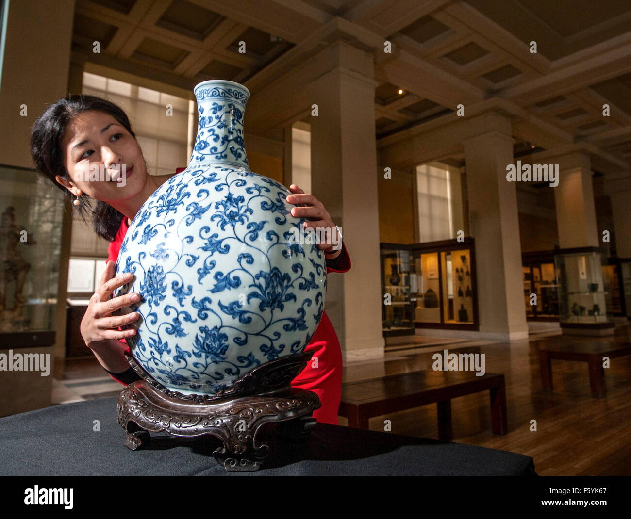 Yu-Ping Luk Project Curator and Ming porcelain flask painted with underglaze blue decoration Stock Photo