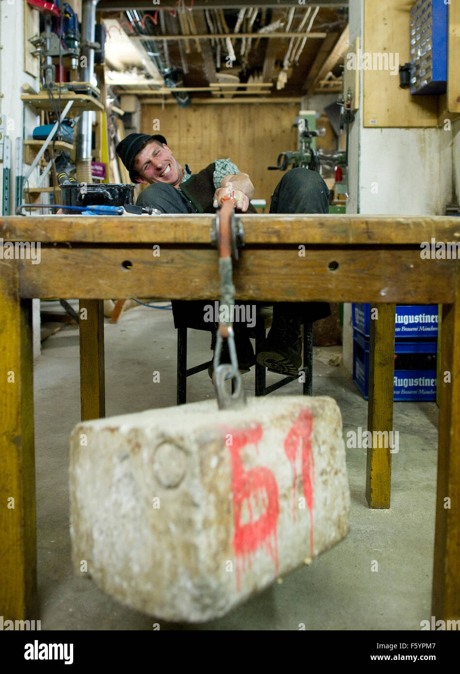 Ohlstadt, Germany. 22nd Oct, 2015. Finger pulling champion Josef