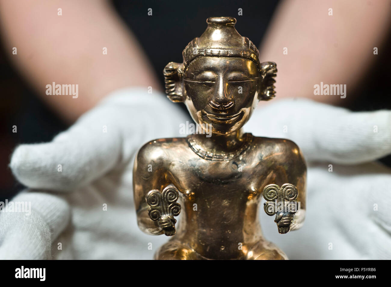 Beyond El Dorado: power and gold in ancient Colombia autumn show at the British Museum. Seated female poporo, Quimbaya, Stock Photo