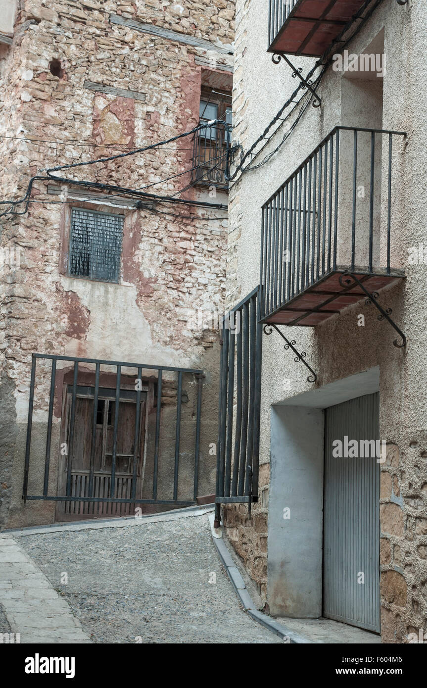 Calle de un pequeño pueblo con sus tipicas arquitectura. Street of a small village with its typical architectur in Spain. Stock Photo