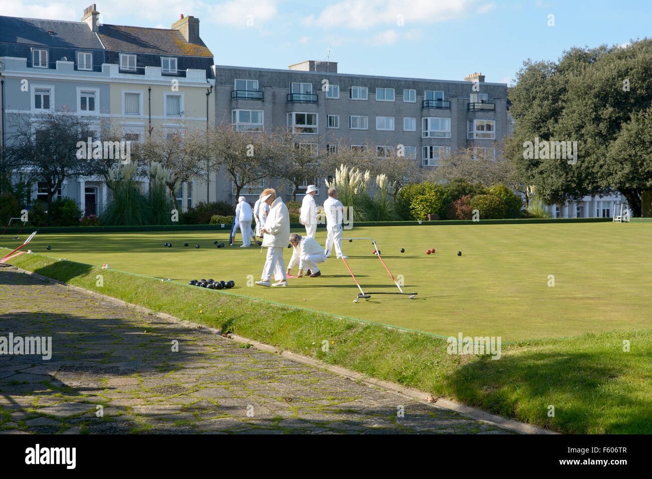 Men and women playing lawn bowls at Plymouth Hoe Bowling Club, Plymouth, Devon, England Stock Photo