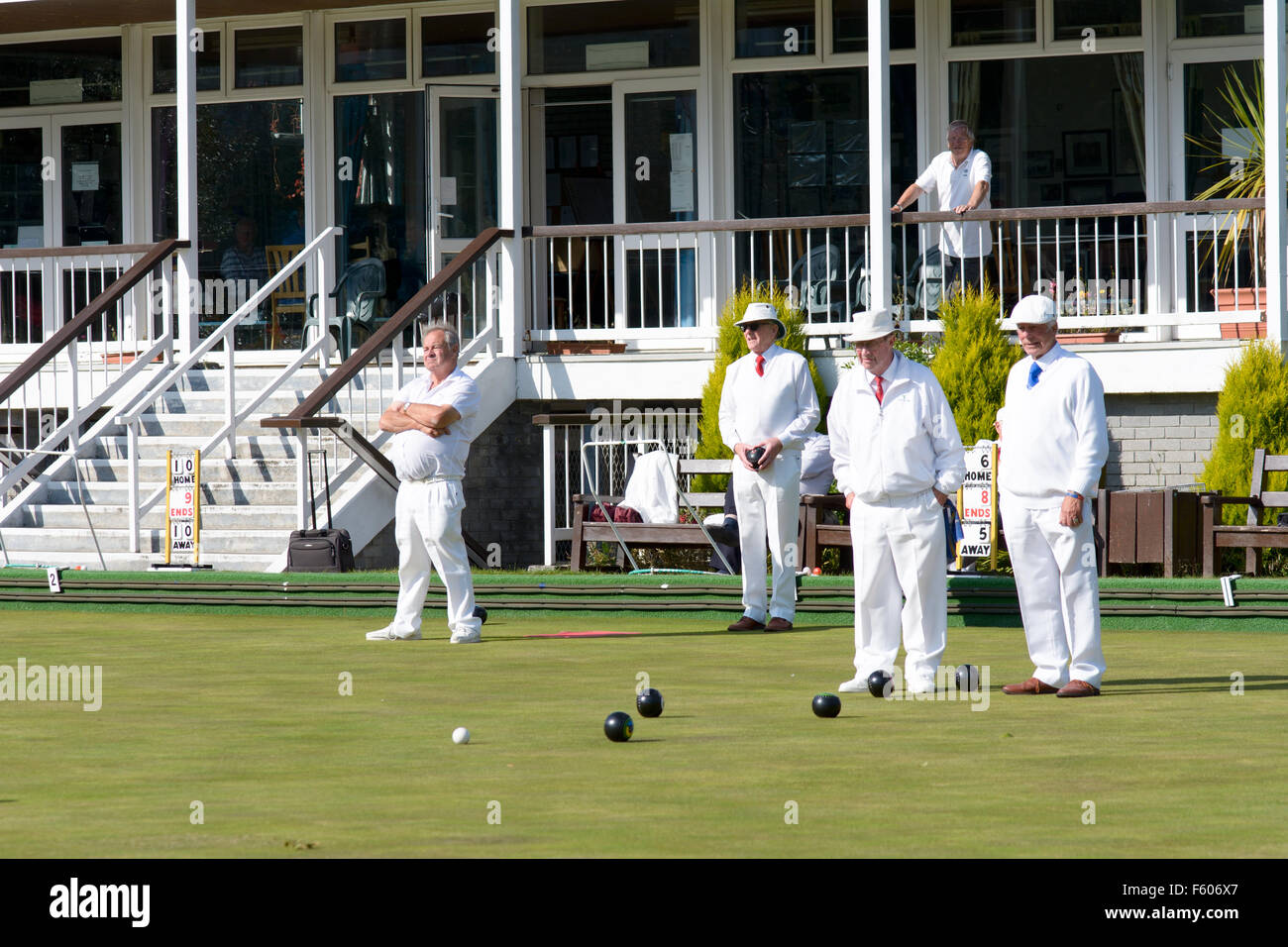 Men and women playing lawn bowls at Plymouth Hoe Bowling Club, Plymouth, Devon, England Stock Photo