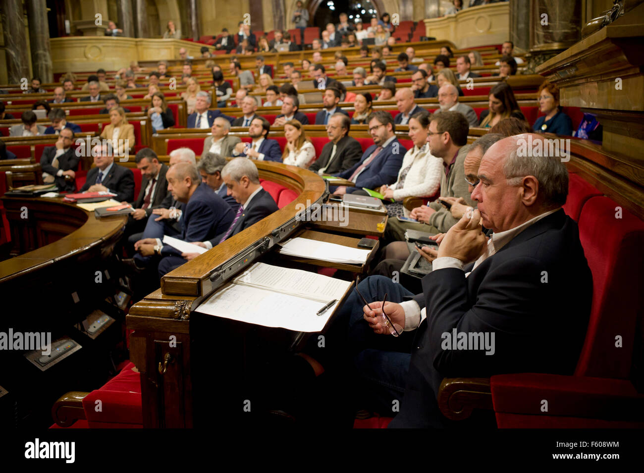 Barcelona, Spain. 10th November, 2015. Catalan Parliamentarians during the investiture debate in Barcelona on 10 November, 2015. Catalonia's regional parliament on Monday approved a plan for independence from Spain, adopting a resolution that they say could allow the autonomous region to secede by 2017. Credit:   Jordi Boixareu/Alamy Live News Stock Photo