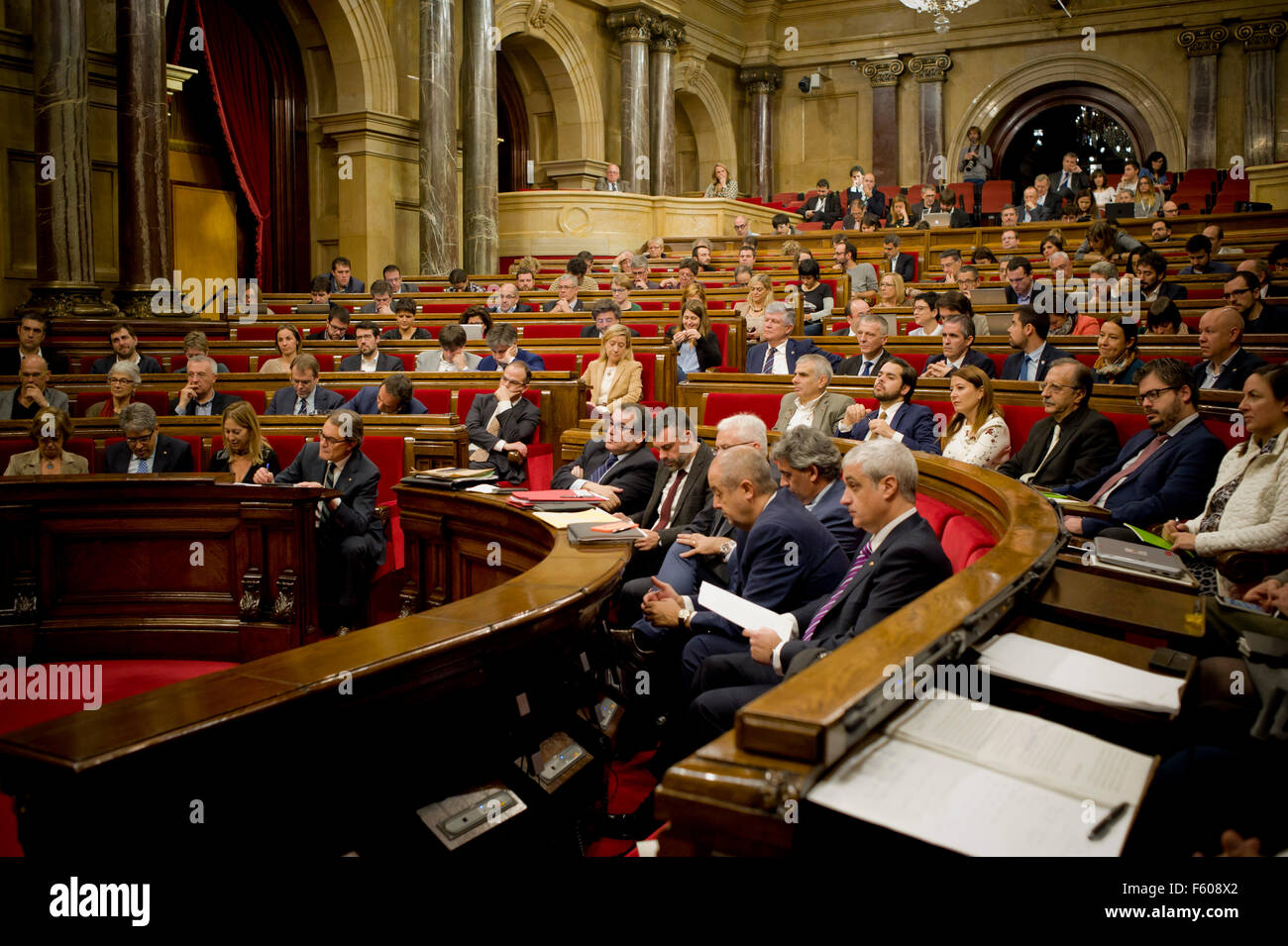 Barcelona, Spain. 10th November, 2015. Catalan Parliamentarians during the investiture debate in Barcelona on 10 November, 2015. Catalonia's regional parliament on Monday approved a plan for independence from Spain, adopting a resolution that they say could allow the autonomous region to secede by 2017. Credit:   Jordi Boixareu/Alamy Live News Stock Photo