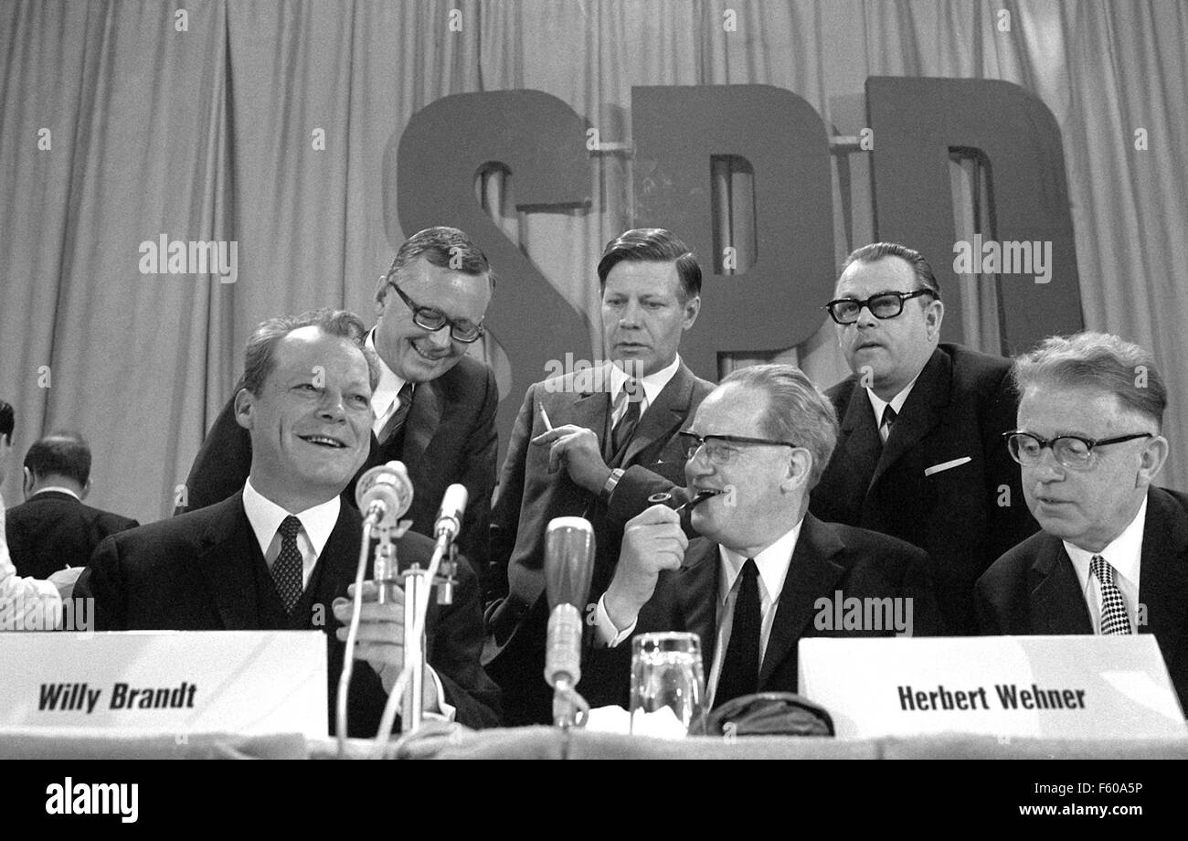 Shortly before the opening of the exceptional party conference of the SPD in Bad Godesberg on the 16th of April in 1969 (l-r) Willy Brandt, Prof. Dr. Karl Schiller, Helmut Schmidt, Herbert Wehner, Hans-Jürgen Wischnewski and SPD treasurer Alfred Nau. Stock Photo