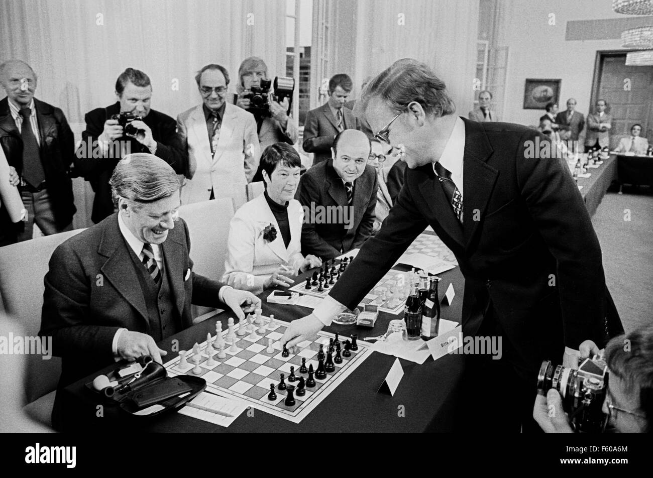 (L-R) Chancellor Helmut Schmidt, his wife Loki, state secretary Manfred Schüler and further 30 chess players take part in a simultaneous chess event against the international grandmaster Matthias Gerusel (R) on 29 April 1975. Stock Photo