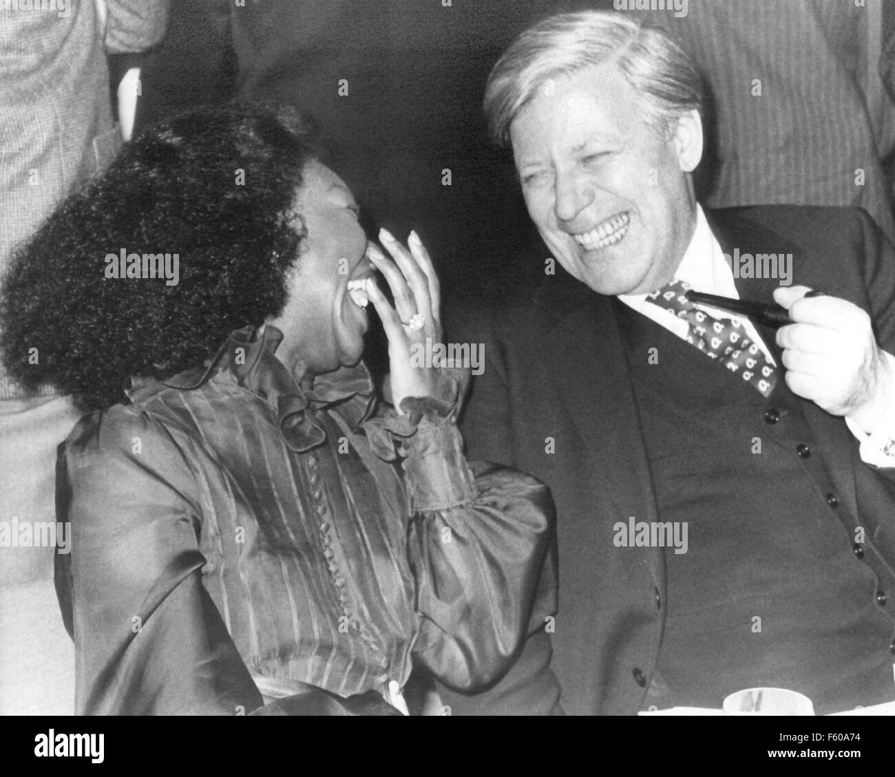 US singer Felicia Weathers and German Chancellor Helmut Schmidt are laughing during a jazz festival on 7 November 1980 at the Berlin Philharmonic. Stock Photo