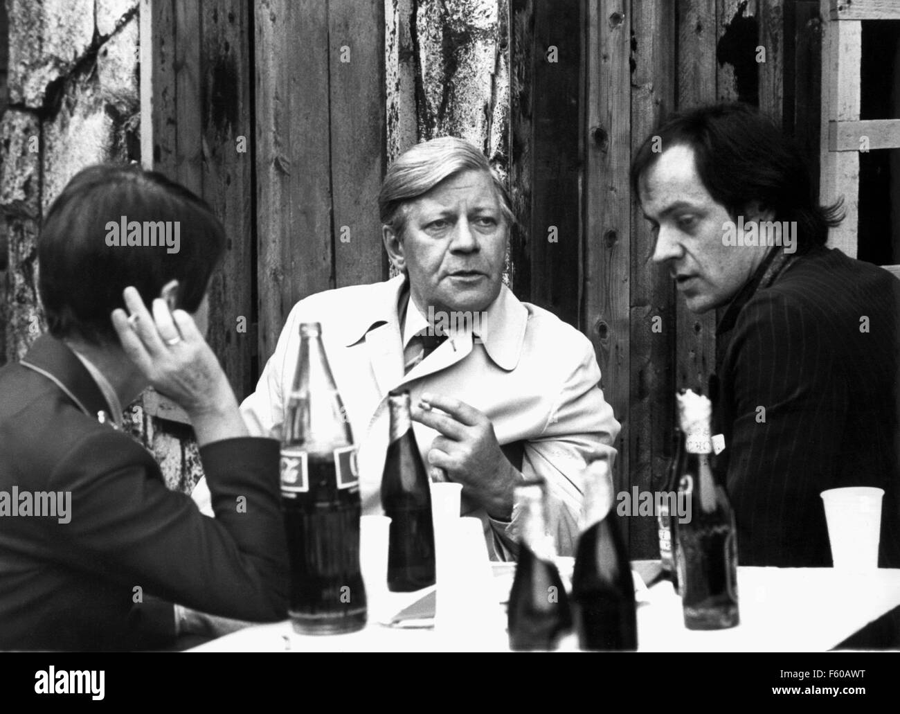 Chancellor Helmut Schmidt (center) and rock musician Udo Lindenberg (R) meet in Bad Segeberg on 31 May 1980 to exchange views. Schmidt's wife Loki on the left. Stock Photo