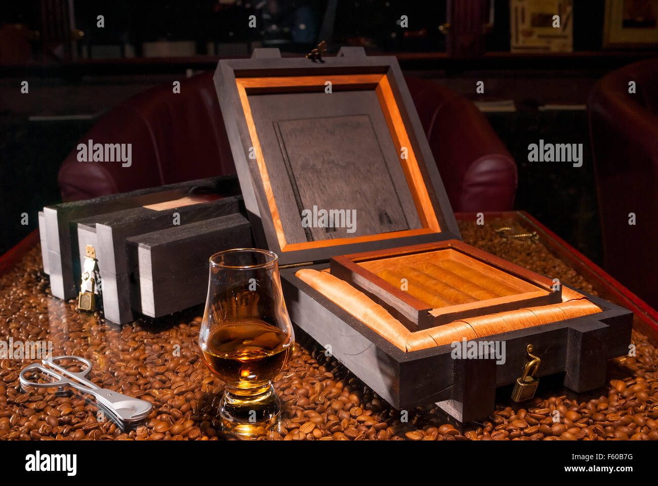 luxury Cuban cigars in a box and a glass of alcohol Stock Photo - Alamy