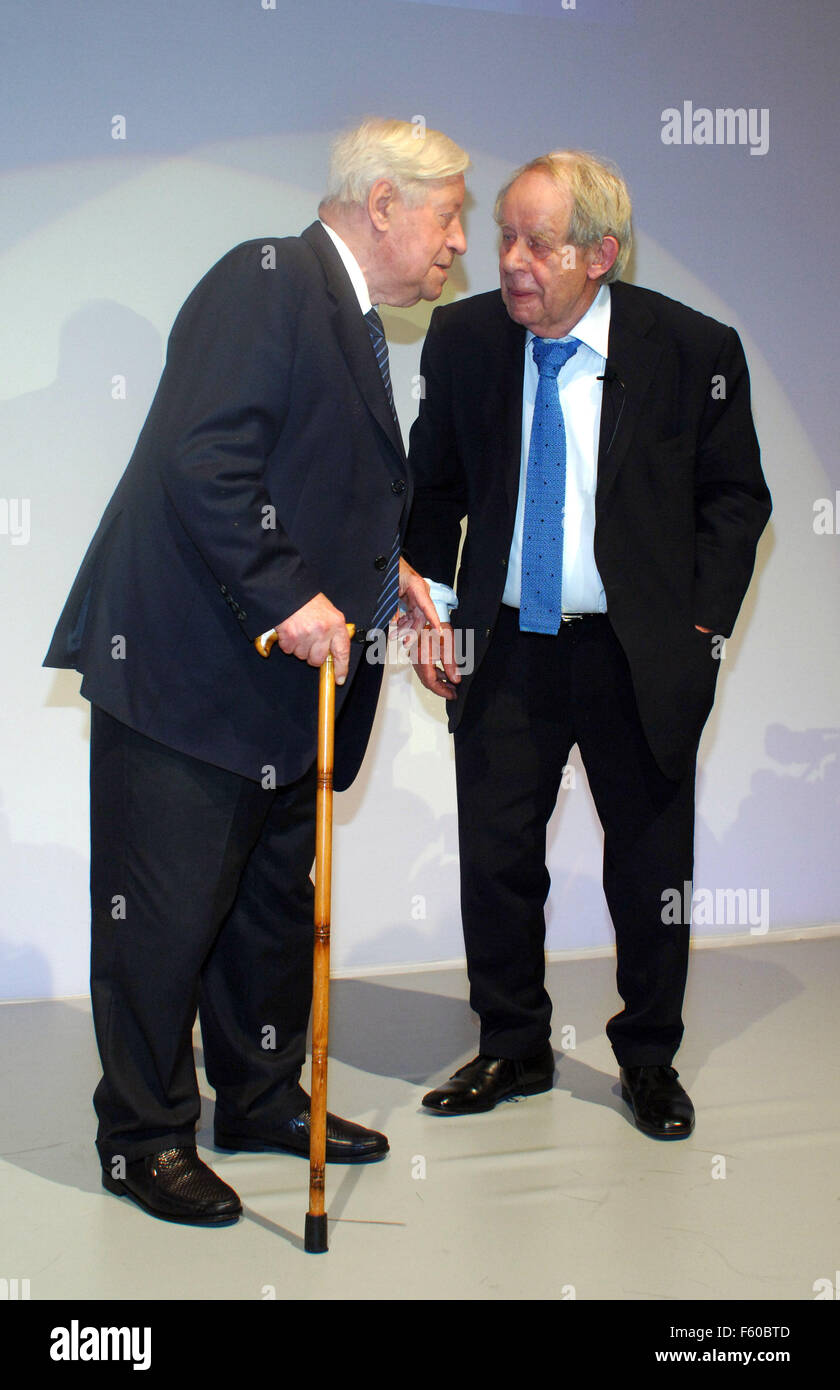 Former Chancellor Helmut Schmidt (L) in a conversation with the laudator and writer Siegfried Lenz, who spoke for the ill laureate Hannelore Schmidt, after the awarding ceremony of the 'Goldene Feder 2007' on 20 May 2007 in Hamburg. Stock Photo