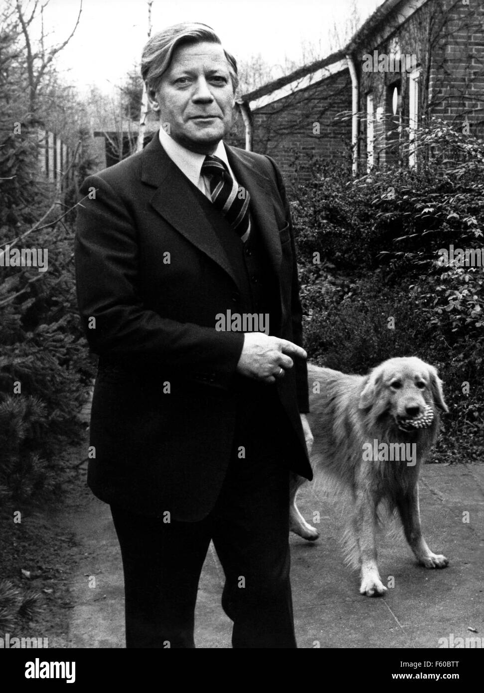 Helmut Schmidt with his dog Jaspis in front of his house in Hamburg-Langhorn on his 59th birthday on 23 December 1977. On 23 December 2003, he becomes 85 years old. Stock Photo