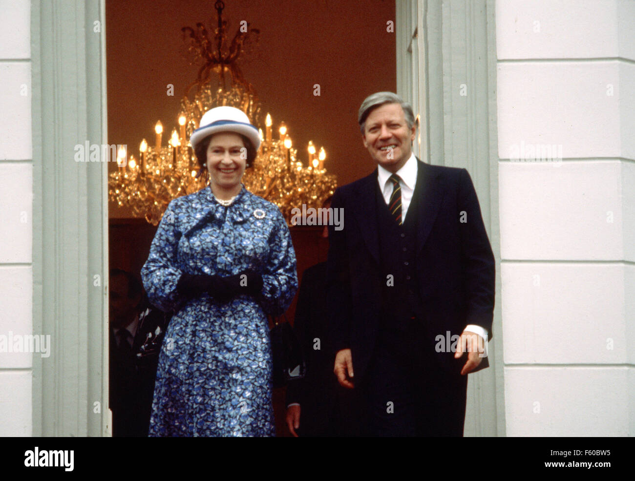 Queen Elizabeth II and Chancellor Helmut Schmidt on the terrace of Palais  Schaumburg in Bonn on 23 May 1978 Stock Photo - Alamy