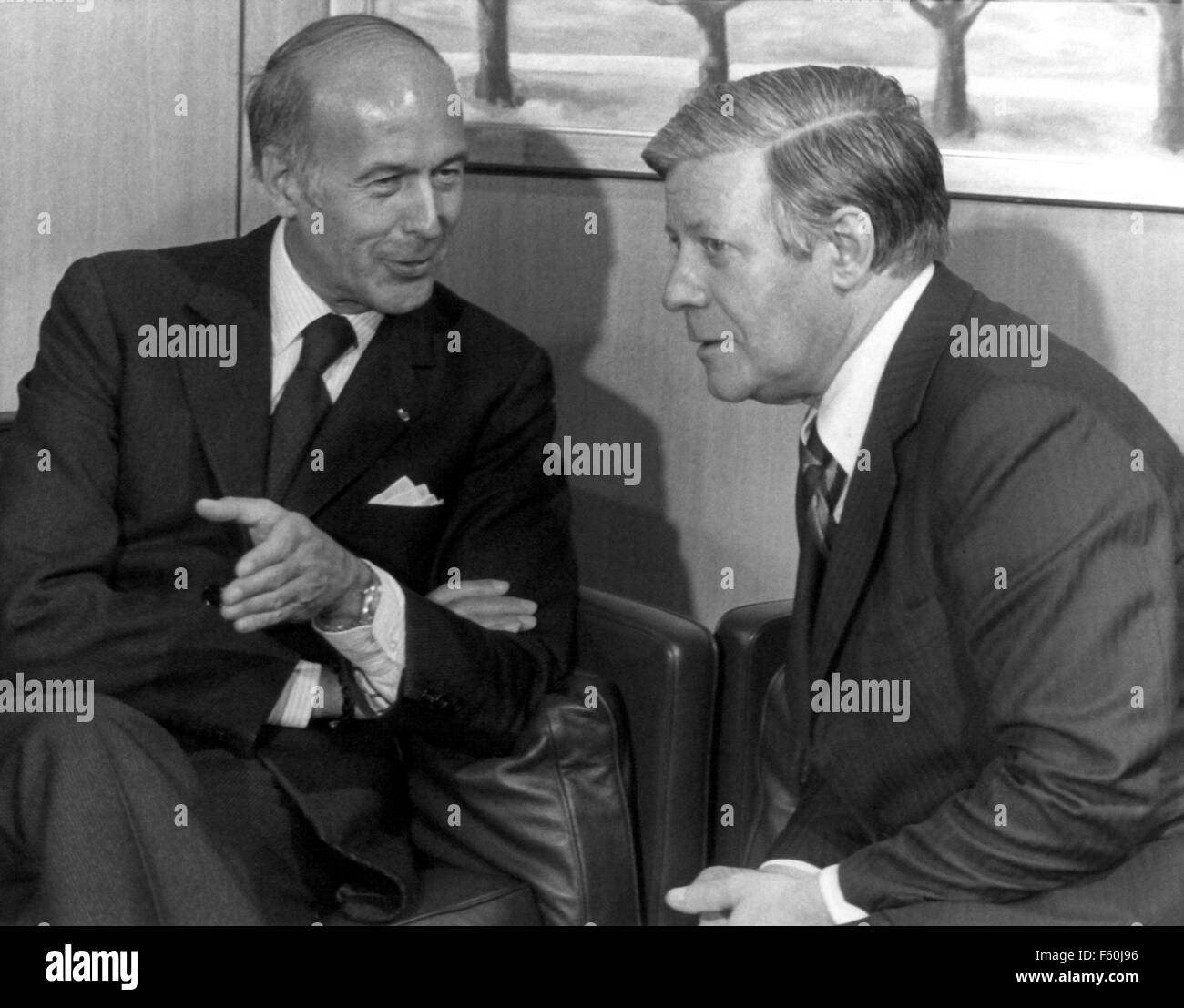 FILE - A file picture dated 16 June 1977 shows French President Valery Giscard d'Estaing (l) and German Chancellor Helmut Schmidt at the beginnign of their meetings at the German chancellery in Bonn, Germany. PHOTO: HEINRICH SANDEN/DPA Stock Photo