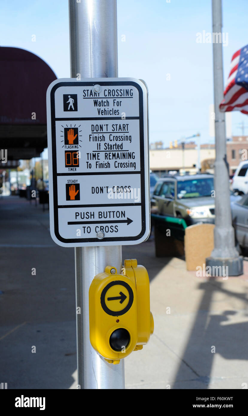 Electronic pedestrian crossing sign hi-res stock photography and images