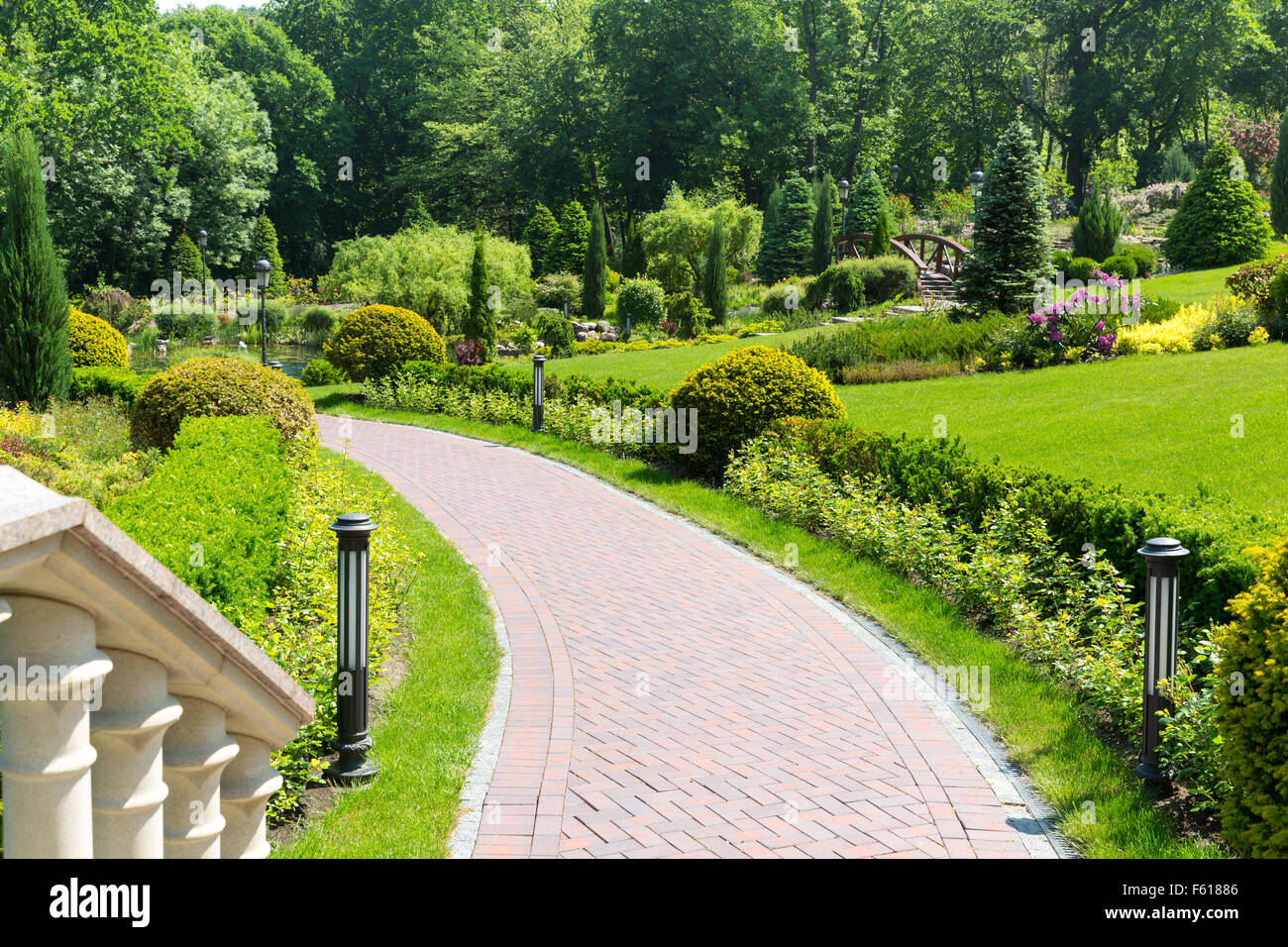 Alley in a modern green park Stock Photo - Alamy