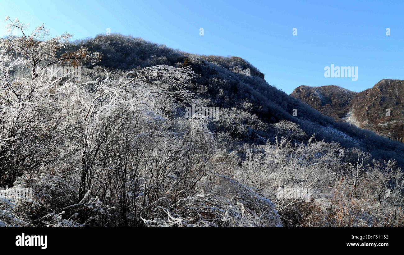 Beijing, Beijing, CHN, China. 10th Nov, 2015. Beijing, CHINA - November 6 2015: (EDITORIAL USE ONLY. CHINA OUT) First snow covered Yan Mountain. © SIPA Asia/ZUMA Wire/Alamy Live News Stock Photo