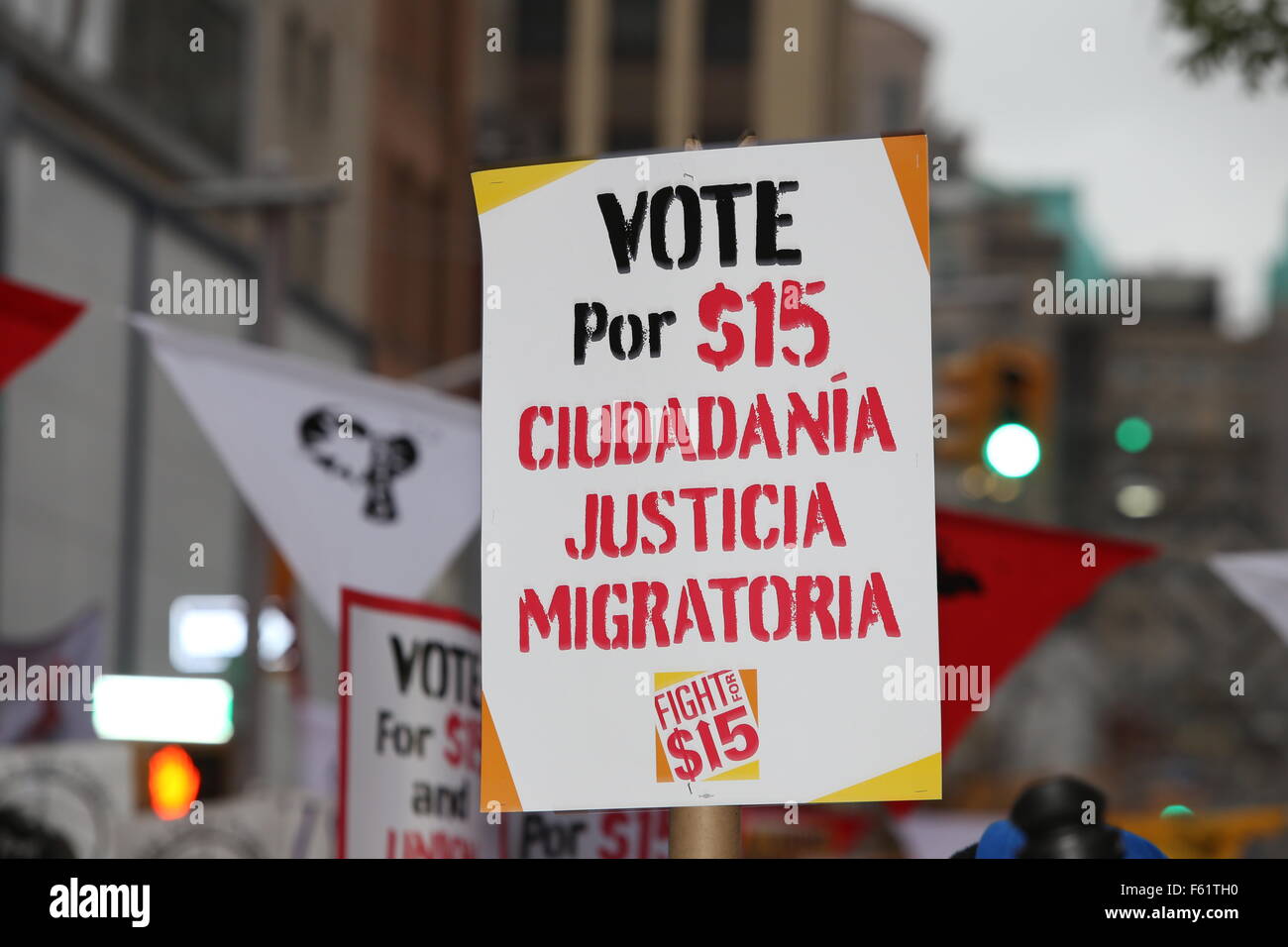 New York City, United States. 10th Nov, 2015. Fight for Fifteen sign in Spanish. Fight for Fifteen's national day of action began with a walk-out of fast food employees and a rally in downtown Brooklyn where mayor de Blasio and other leaders spoke. Credit:  Andy Katz/Pacific Press/Alamy Live News Stock Photo