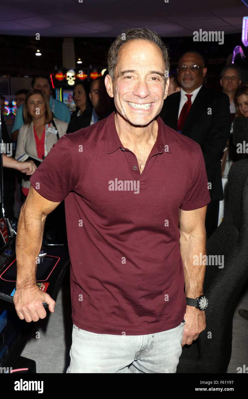 how tall is harvey levin