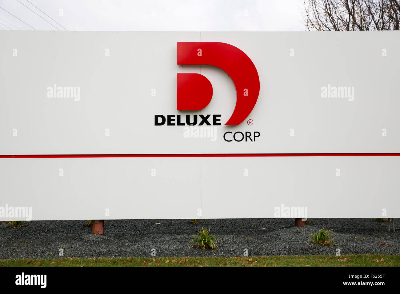 A logo sign outside of the headquarters of the Deluxe Corporation in Shoreview, Minnesota on October 24, 2015. Stock Photo