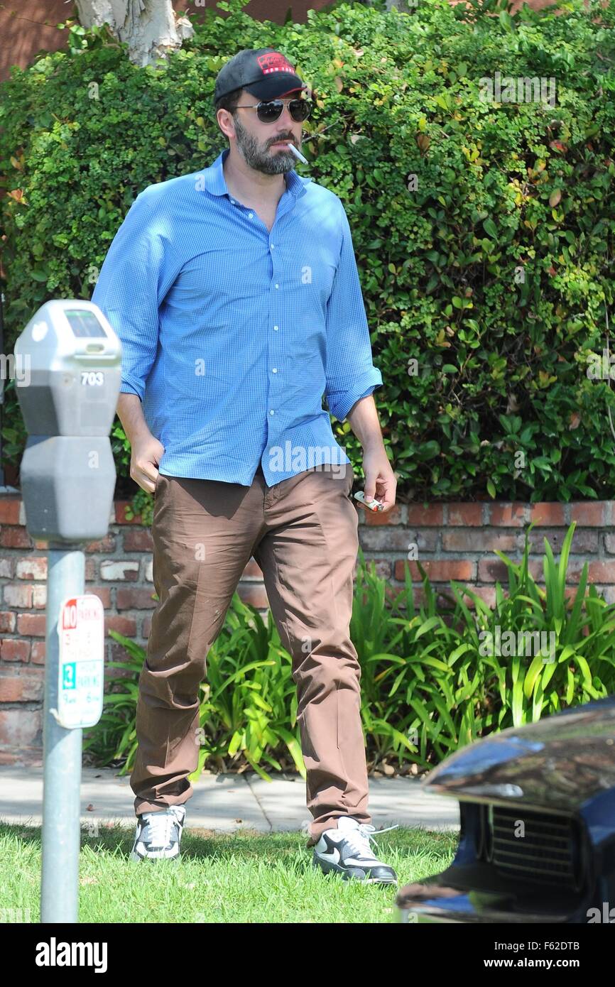 Ben Affleck Smokes A Cigarette As He Leaves A Medical Building In Stock Photo Alamy