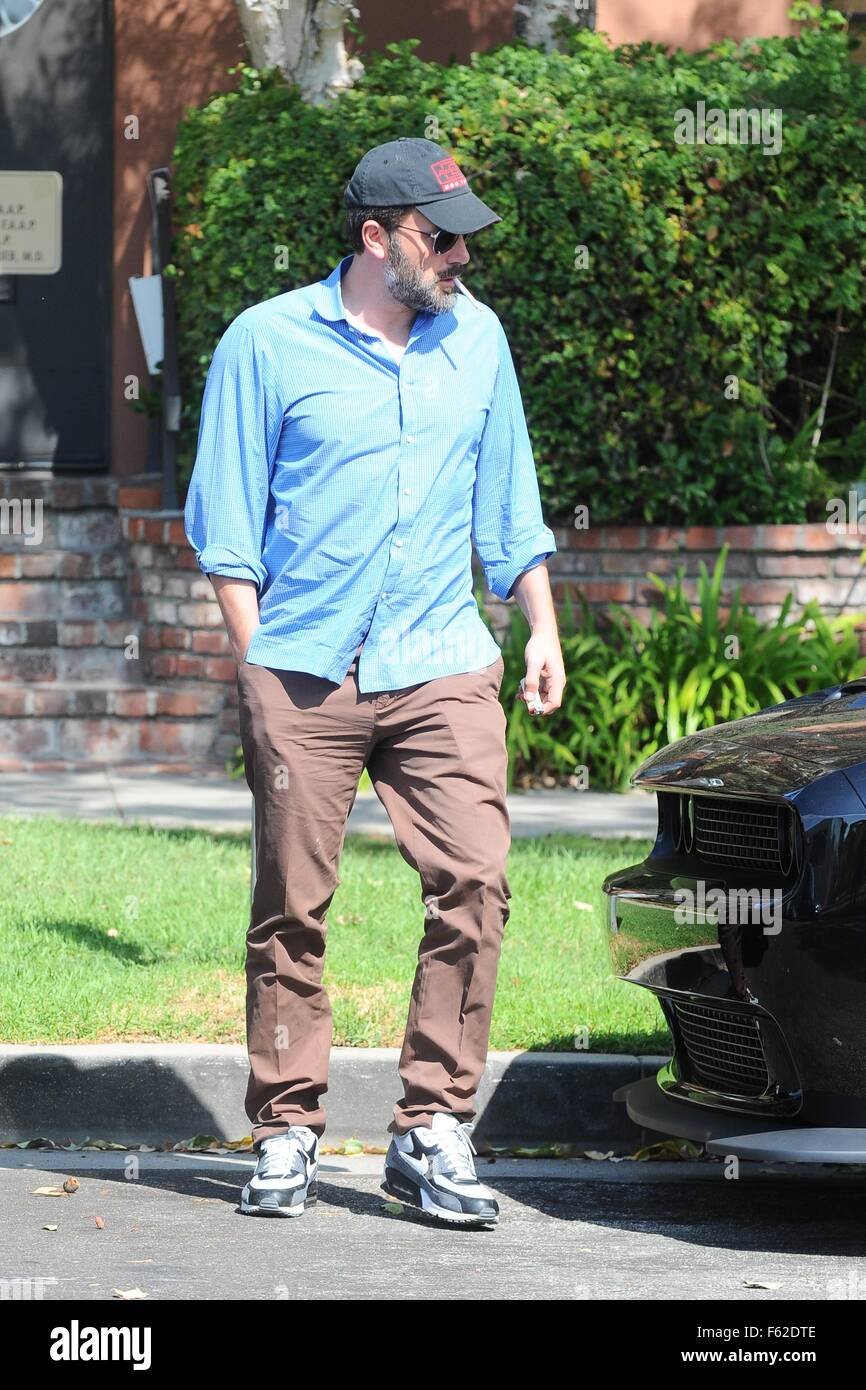 Ben Affleck smokes a cigarette as he leaves a medical building in Brentwood  Featuring: Ben Affleck Where: Brentwood, California, United States When: 04  Oct 2015 Stock Photo - Alamy