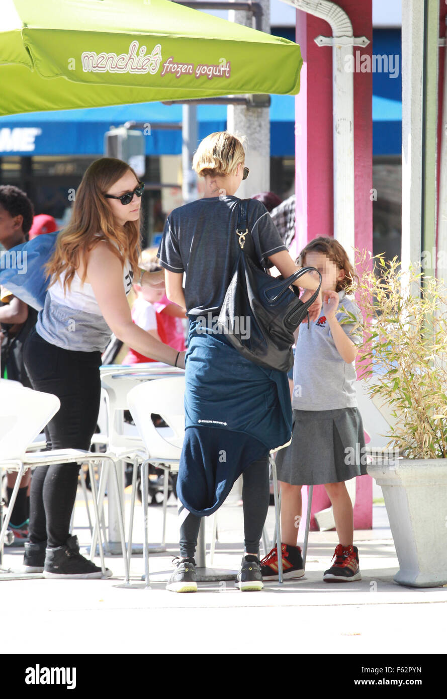 Nicole Richie helps her daughter Harlow Madden with a homework ...