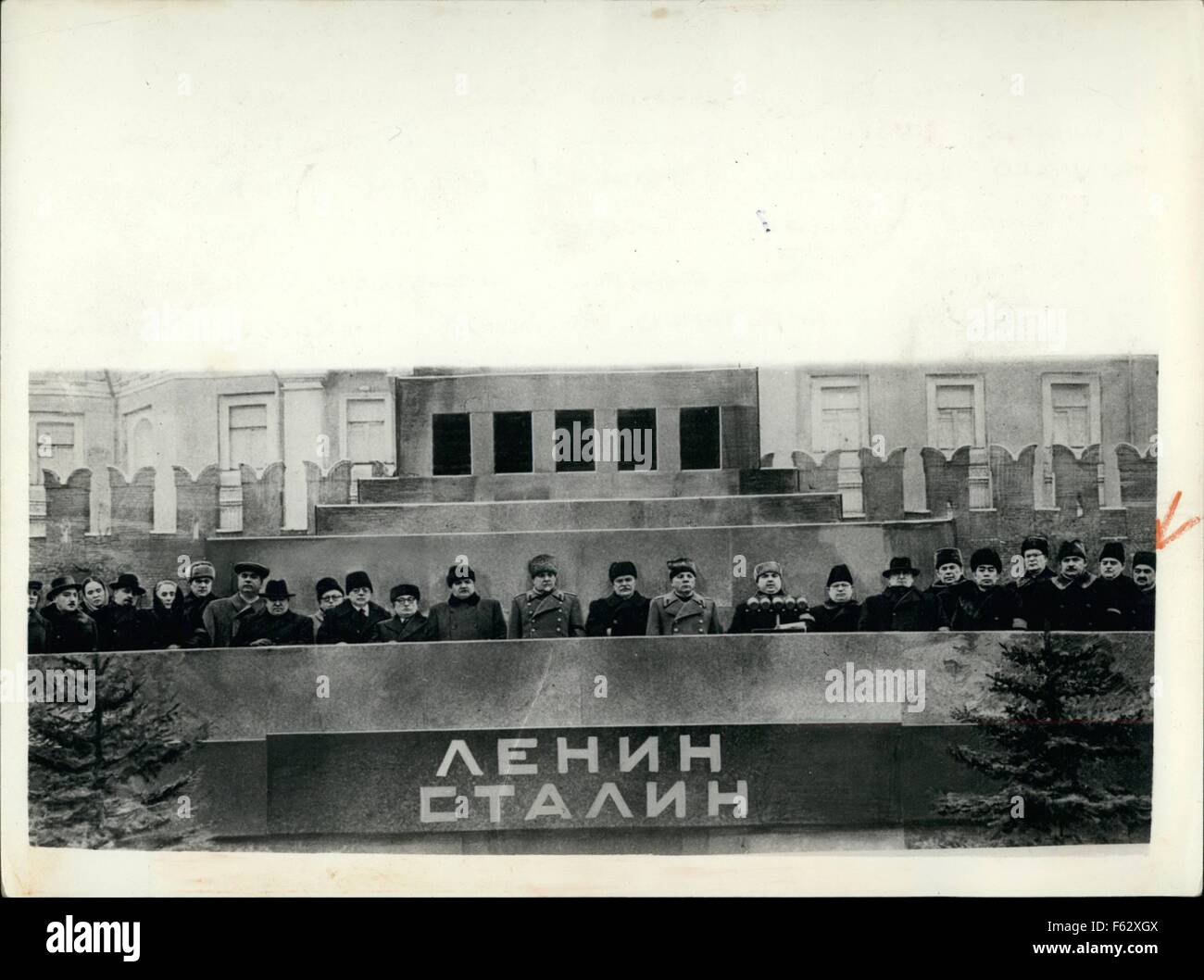 1930 - On Lenin's Tomb: Gheir Dej, Buleslaw Bierut, Pakden Ai, Walter Ulbricht, Dolores Ibarrurl, Otto Grothewohl, Vylko Tchervenkov, Mathias Rakosi, Pietro Nenni, Palmiro Toliatti, Jacques Dulos, Clement Gottwa, Boul anine, Molotov Voroshilov, Malenkov, Khrutcheo, Beria, Saburov, Chouen Pervukhin, Kaganovitch, Shnernik, Ans Mikoyan.Photo shows Soviet secrets police chief (under Ber in brimmed (7th figure from right) © Keystone Pictures USA/ZUMAPRESS.com/Alamy Live News Stock Photo