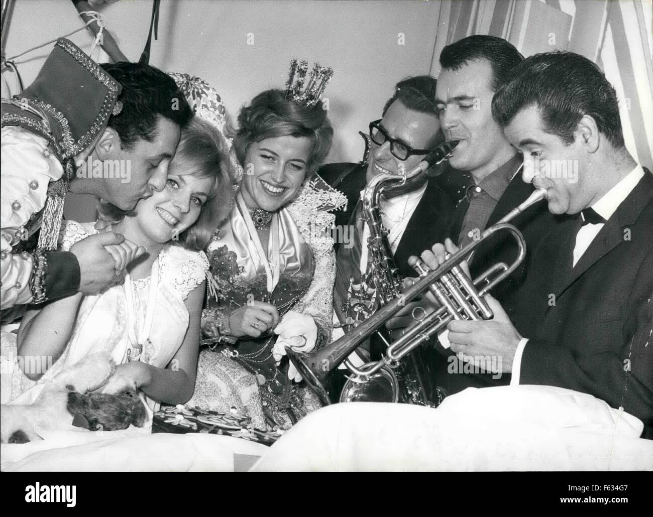 1963 - At her 21 birthday the famous German Heidi Bruhl, who is staying in a hospital, got the visit of the Munich carnival couple. Our picture shows Munich carnival- prince Maxl I., Heidi Bruhl, Munich carnival princess Monika, court marshal of the carnival association Herbert Limmer, the well known bandsman Max Greger and the trumpeter of his band, Freddy Brock in the hospital room of Heidi Bruhl in Munich. Keystone picture of Jan. 31st, 63 © Keystone Pictures USA/ZUMAPRESS.com/Alamy Live News Stock Photo