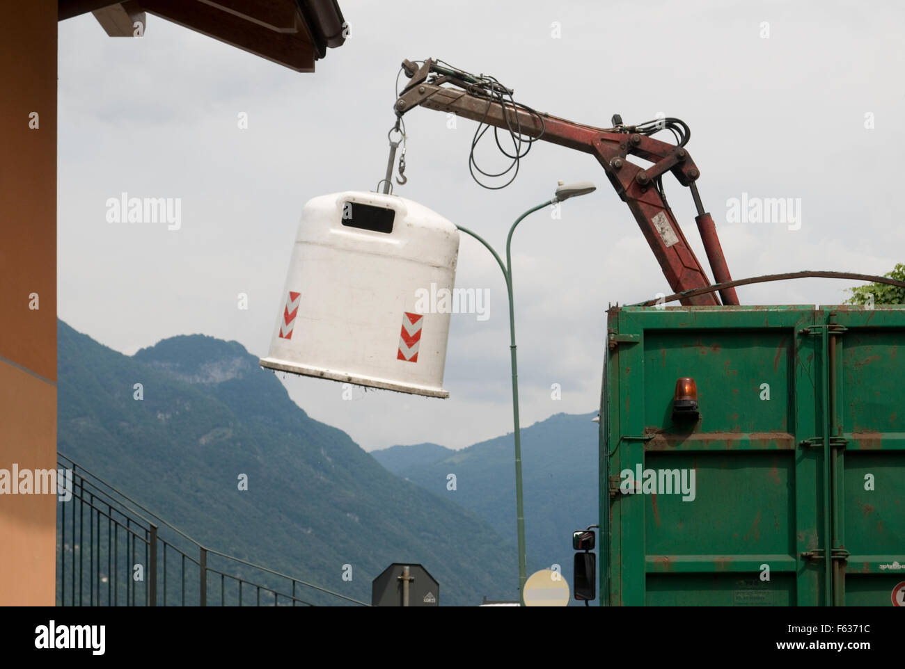 Garbage truck arm can hires stock photography and images Alamy