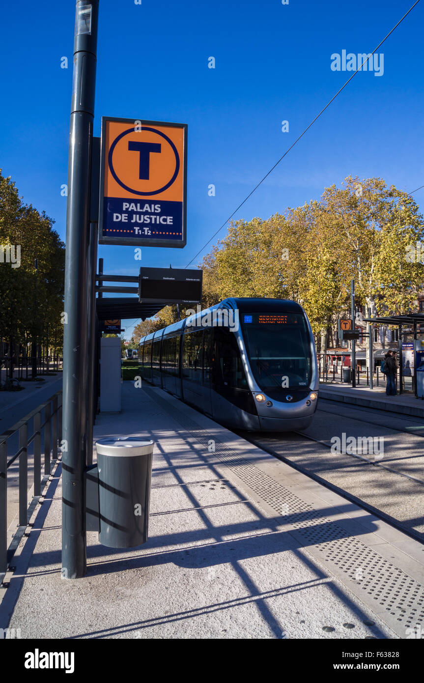 Tram car arriving at Palais de Justice stop , Allée Jules Guesde, Toulouse, Haute-Garonne, France Stock Photo