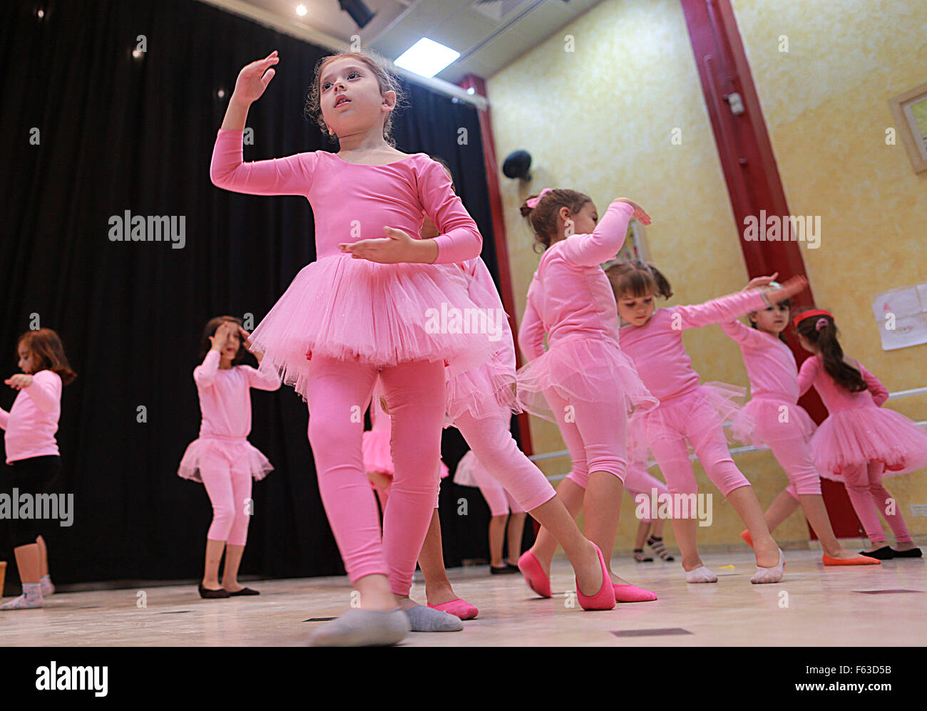 Gaza. 10th Nov, 2015. Palestinian girls attend a ballet class in Gaza City, on November 10, 2015. Most of the girls began learning ballet when they were only 3 or 4 years old. Hard training has made a great improvement in their dancing skills. © Yasser Qudih/Xinhua/Alamy Live News Stock Photo