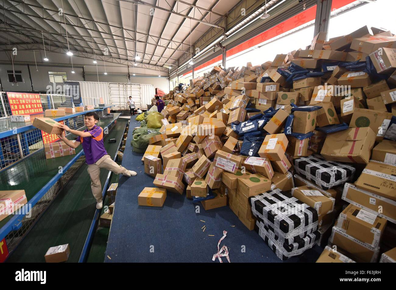 (151111) GUANGZHOU, Nov. 11, 2015 (Xinhua) Workers sort out packages at a sorting center