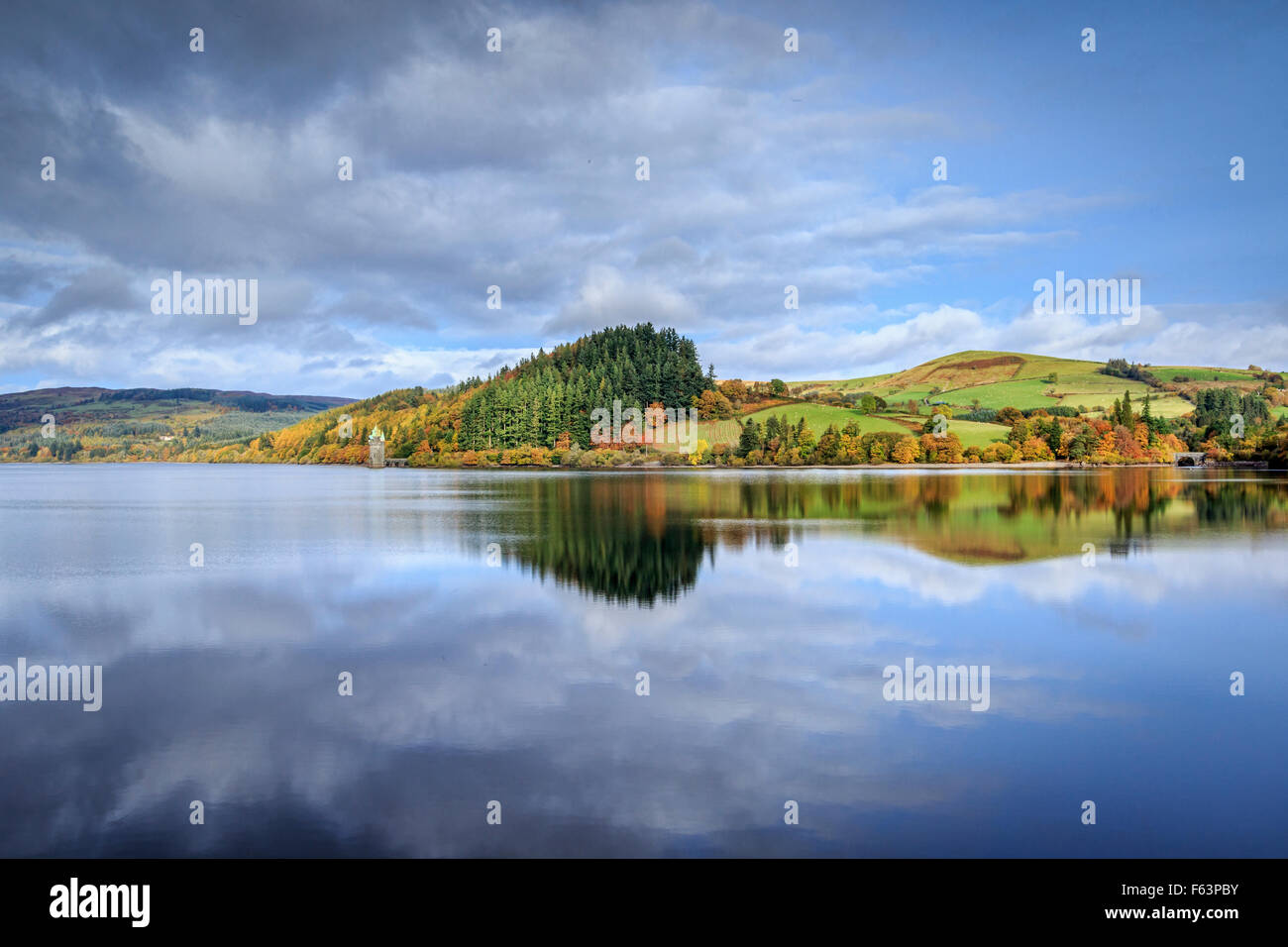 lake vyrnwy in wales autumn reflection Stock Photo Alamy