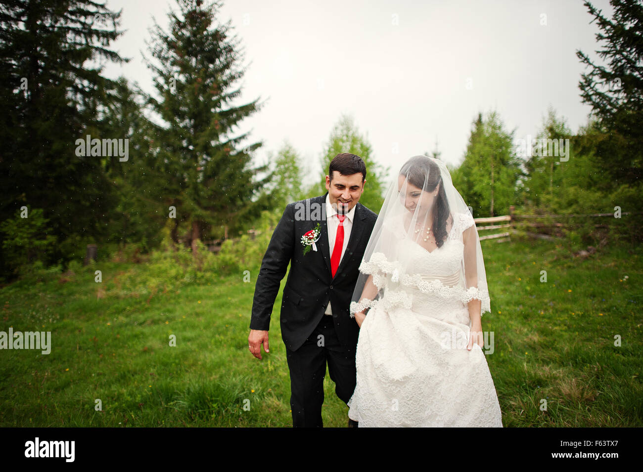 wedding couple under the rain Stock Photo - Alamy