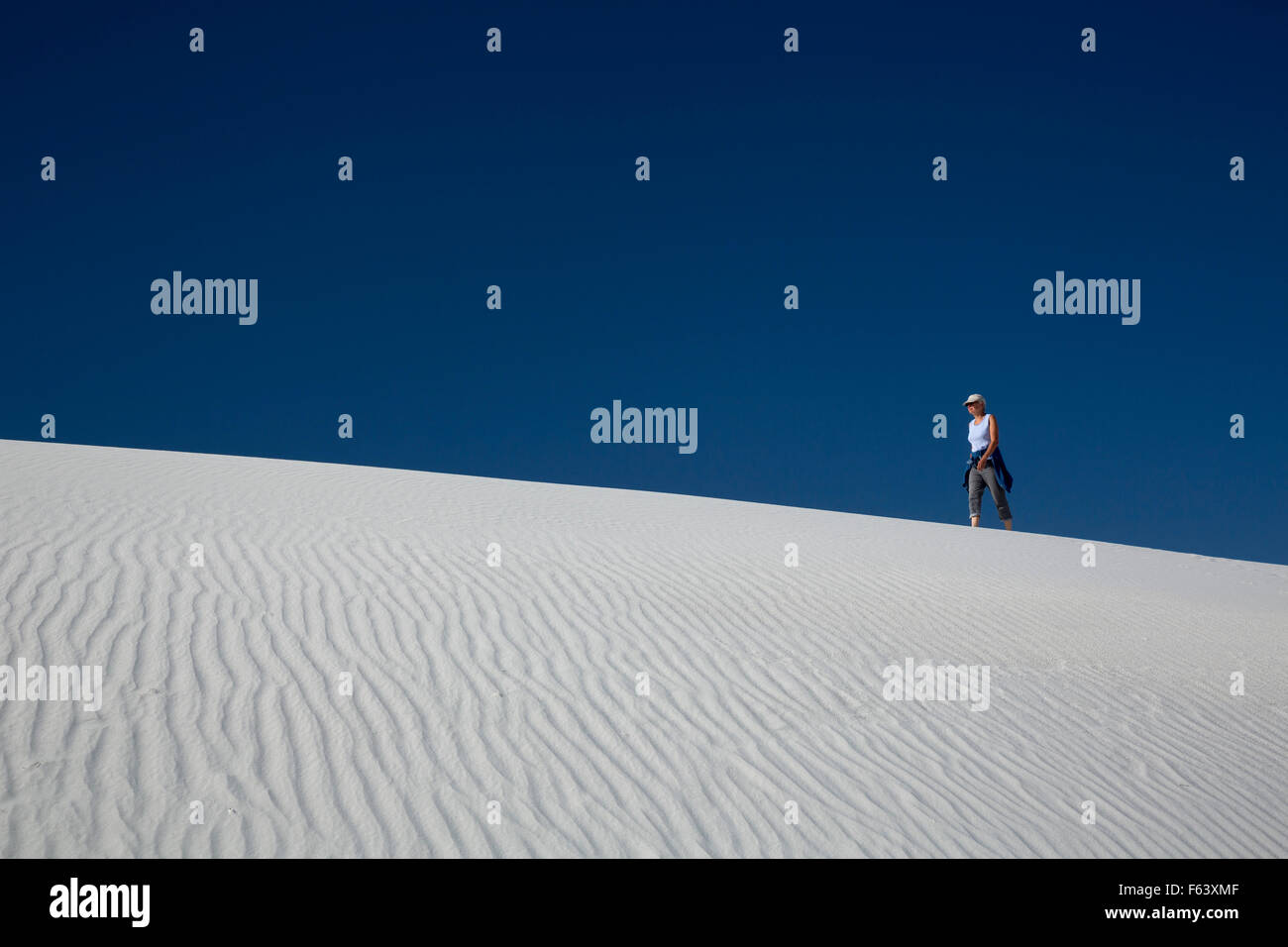 Alamogordo, New Mexico - Susan Newell, 66, hikes in White Sands National Monument. Stock Photo