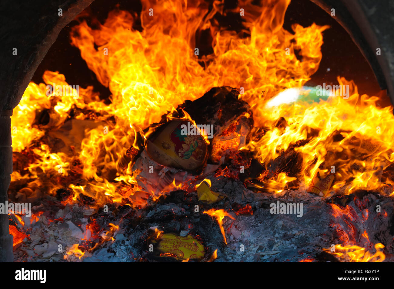 Chinese funeral paper offerings hi-res stock photography and images - Alamy