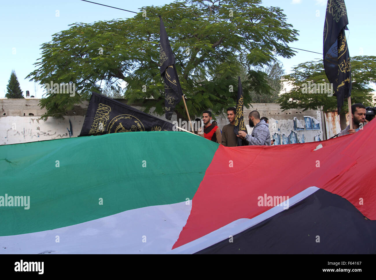 Gaza City, The Gaza Strip, Palestine. 11th Nov, 2015. Palestinian youth marks the 11th anniversary of Palestinian leader Yasser Arafat's death at Al-Azhar University in Gaza city. © Mahmoud Issa/Quds Net News/ZUMA Wire/Alamy Live News Stock Photo