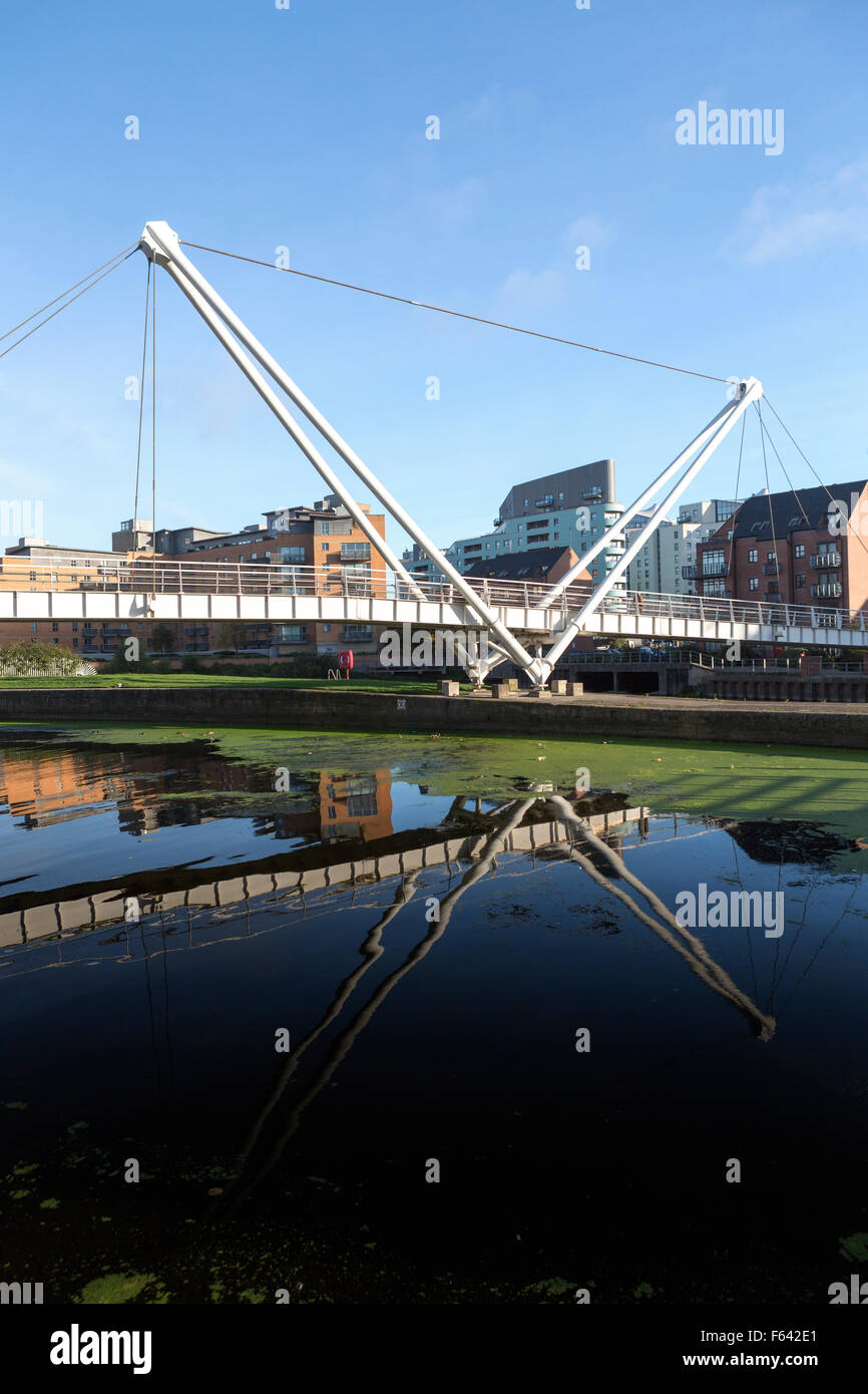 UK, Leeds, Knights Way bridge over the River Aire. Stock Photo