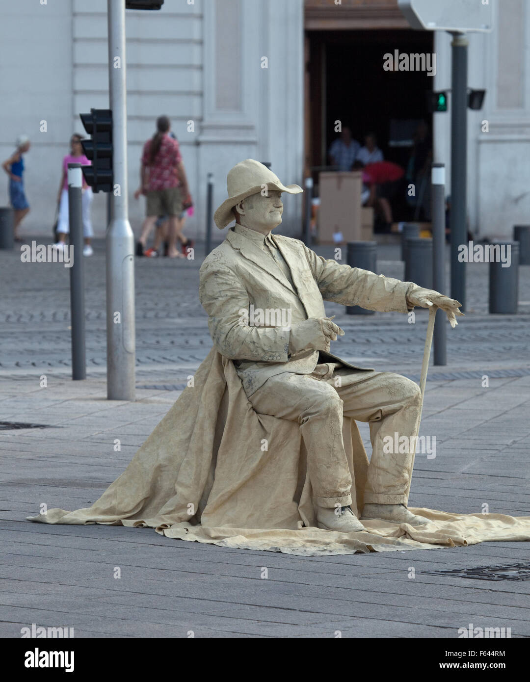 Living statue hires stock photography and images Alamy