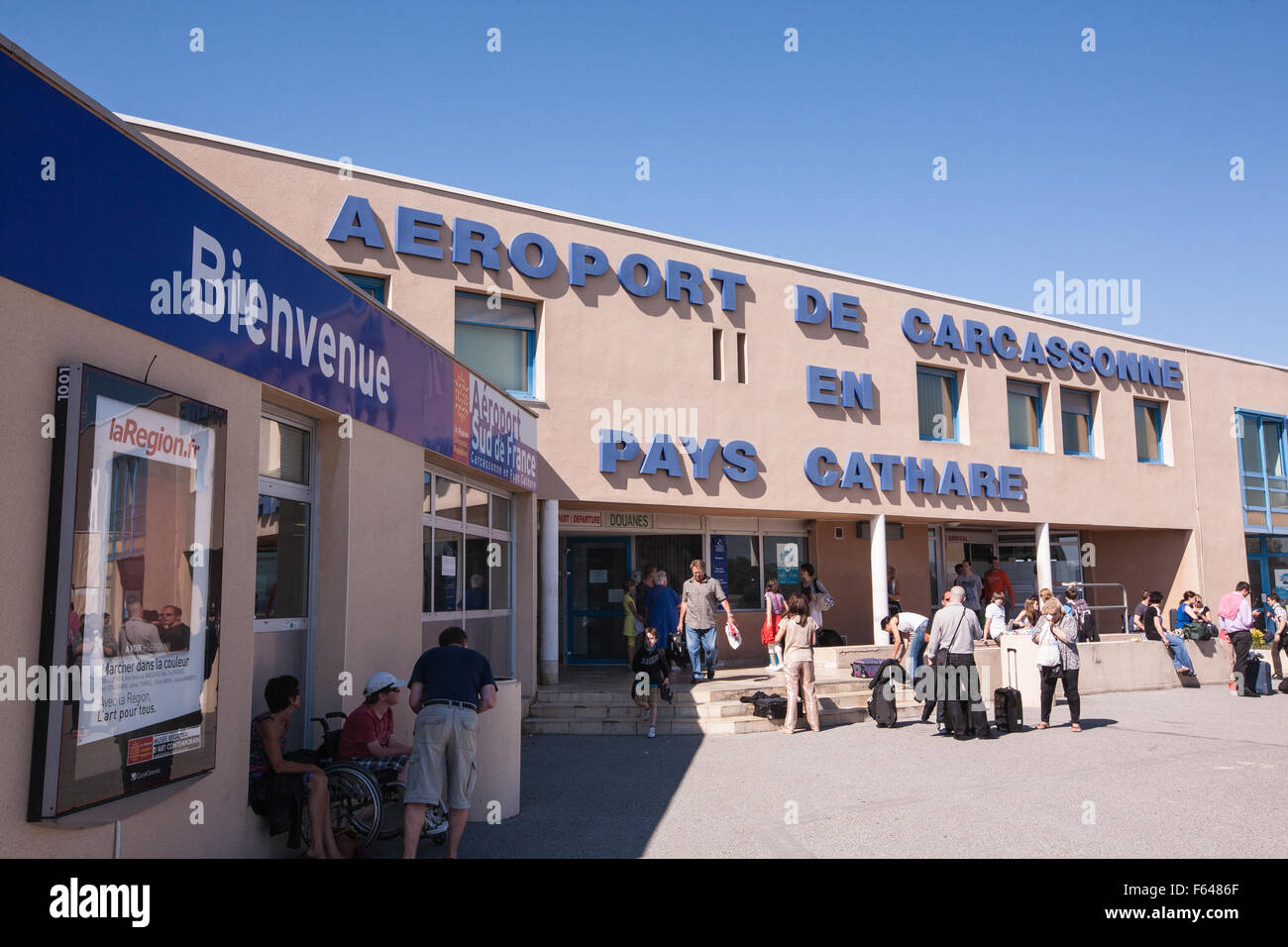 Free,parking,for,15,minutes,kiss and fly,quick,passenger,pick up,at,  Carcassonne,Airport,Aude,region,South,of,France,French,Europe,European  Stock Photo - Alamy