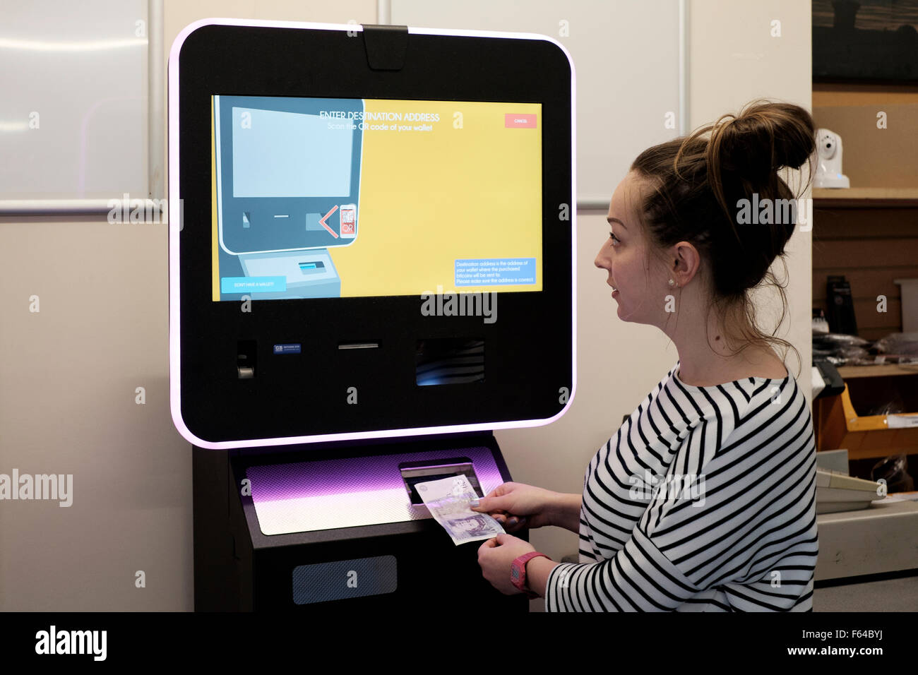 Atm machine in use hi-res stock photography and images - Page 34 - Alamy