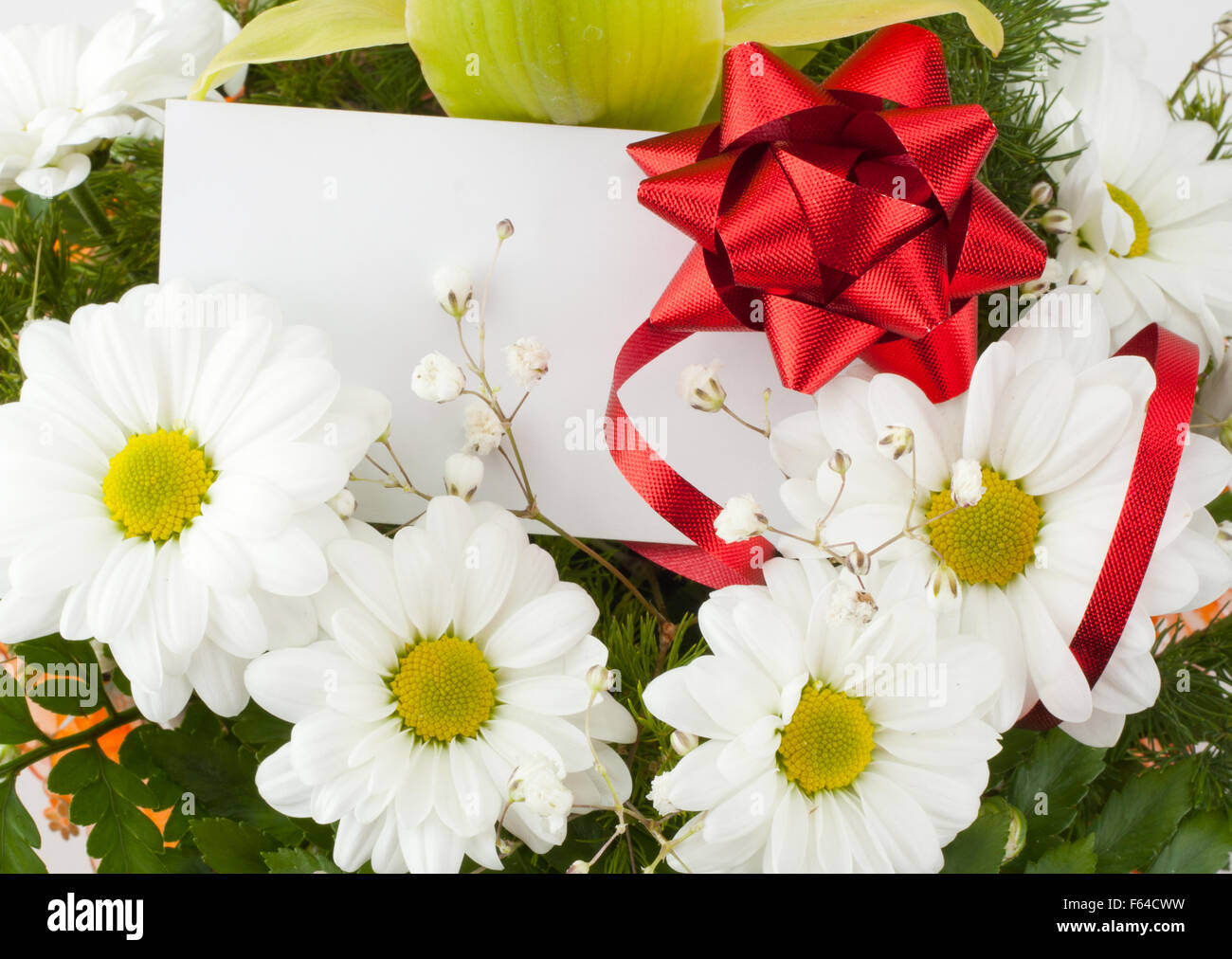 Bouquet of daisies with attached gift card Stock Photo Alamy