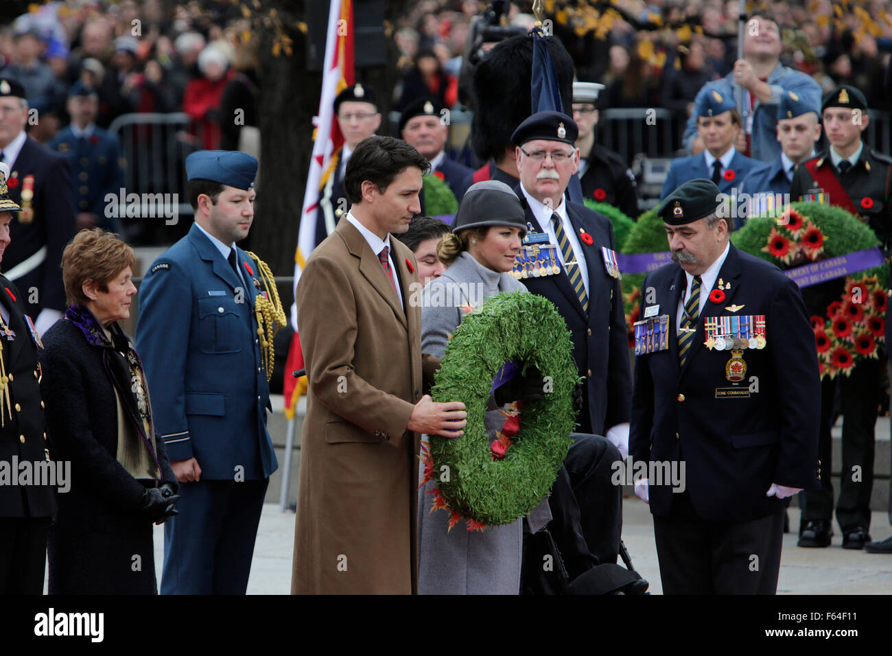 Ottawa, Canada. 11th Nov, 2015. Canada's Prime Minister Justin Trudeau and his wife Sophie lay a wreath at the National War Memorial in Ottawa, Canada, on Nov. 11, 2015. Every year on Nov. 11, Canadians reflect honour their war veterans and fallen soldiers by wearing a poppy and observing a moment of silence on the 11th minute of the 11th hour. Credit:  David Kawai/Xinhua/Alamy Live News Stock Photo