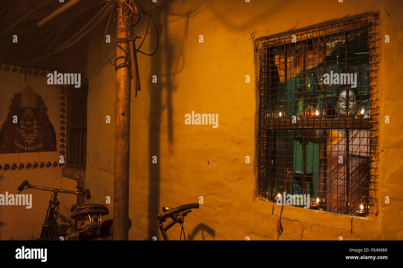 Kolkata, Indian state West Bengal. 11th Nov, 2015. An Indian woman lights earthen lamps during Kali Puja and Dewali in Kolkata, capital of eastern Indian state West Bengal, Nov. 11, 2015. Kali Puja, a Hindu festival celebrated in eastern India and Diwali, the festival of lights and the largest Hindu festival of the year are celebrated simultaneously in India. Credit:  Tumpa Mondal/Xinhua/Alamy Live News Stock Photo